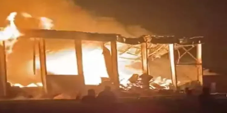 حريق هائل بمخزن في القليوبية.. والحماية المدنية تحاصر النيران