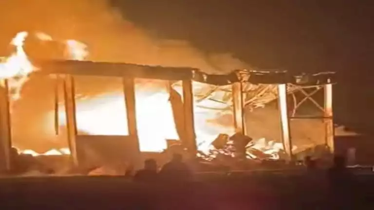 حريق هائل بمخزن في القليوبية.. والحماية المدنية تحاصر النيران