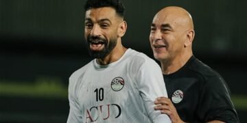 جهاز منتخب مصر يطمئن على محمد صلاح بعد إصابته