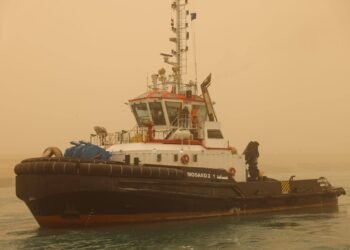 الفريق أسامة ربيع: تعويم سفينة جنحت بقناة السويس بنجاح والحركة البحرية مستمرة