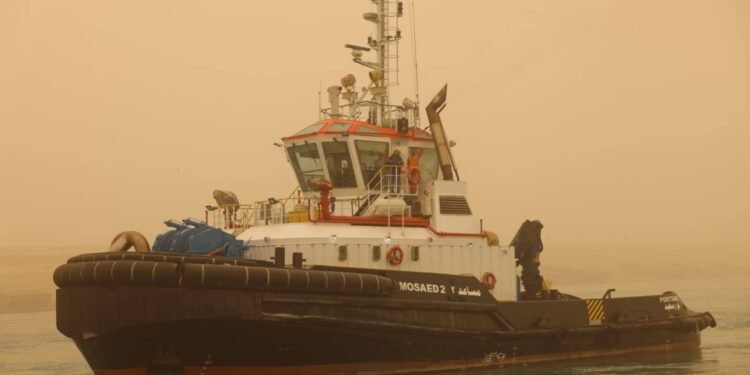 الفريق أسامة ربيع: تعويم سفينة جنحت بقناة السويس بنجاح والحركة البحرية مستمرة