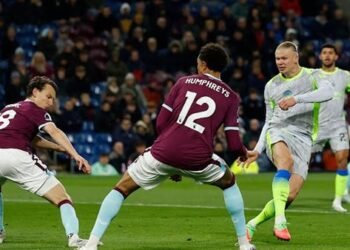 مانشستر سيتي يقتنص صدارة البريميرليج بهدف هالاند ويهبط ببيرنلي للدرجة الأولى