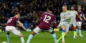 مانشستر سيتي يقتنص صدارة البريميرليج بهدف هالاند ويهبط ببيرنلي للدرجة الأولى