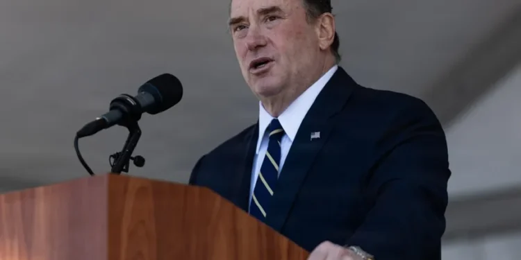 البنتاجون: وزير البحرية الأمريكية سيغادر منصبه