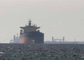 قراصنة يحتجزون 11 بحارًا باكستانيًا كرهائن بعد الاستيلاء على ناقلة نفط قرب الصومال