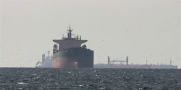 قراصنة يحتجزون 11 بحارًا باكستانيًا كرهائن بعد الاستيلاء على ناقلة نفط قرب الصومال