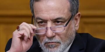 وزير الخارجية الإيراني يغادر باكستان بعد لقاء قادتها