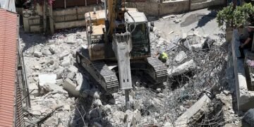 الاحتلال يجبر مواطنًا على هدم منزله ذاتيًا بحجة عدم الترخيص