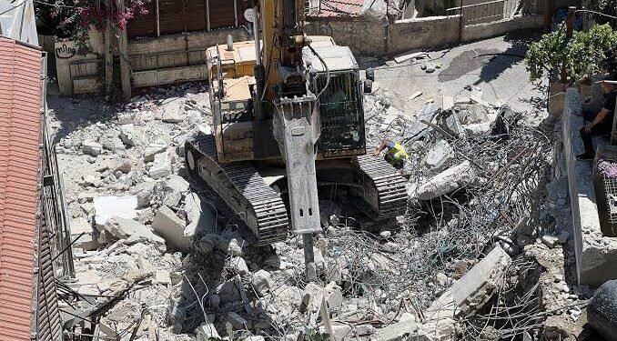 الاحتلال يجبر مواطنًا على هدم منزله ذاتيًا بحجة عدم الترخيص