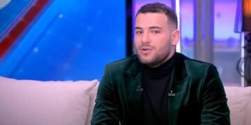 مسلم ردًا على طليقته: لو طلّعت اللي معايا محدش هيبص في وشك