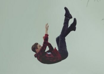 علاقة غير شرعية تنتهي بسقوط شخص من الطابق الرابع بالقاهرة الجديدة