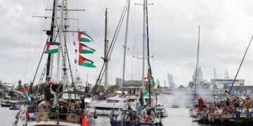 بعد اعتراض الأسطول.. إسرائيل تُرحل 200 ناشط دولي لليونان