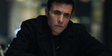 خروج عن النص.. كواليس أزمة أمير عيد مع الصحفيين بالعزاء و “إشارة غير لائقة”