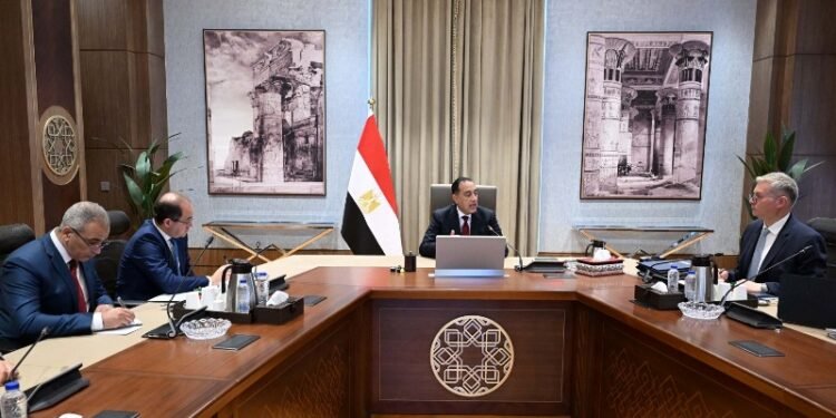 رئيس الوزراء يتابع جهود تأمين المخزون الاستراتيجي من المنتجات البترولية في مصر