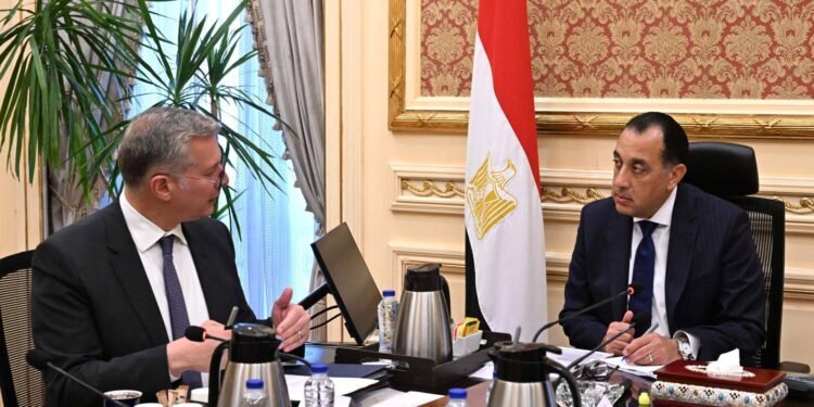 رئيس الوزراء يوجه بسرعة تنمية حقل “دينيس غرب” لتعظيم إنتاج الغاز