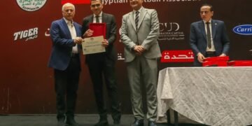 أبو ريدة يمنح الحكام شارات  «الفيفا» استعدادًا لكأس العالم