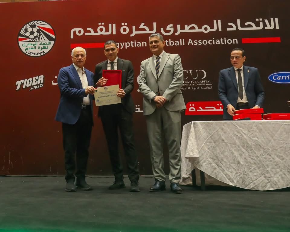 أبو ريدة يمنح الحكام شارات  «الفيفا» استعدادًا لكأس العالم