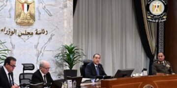 رئيس الوزراء: “العمل عن بعد” قابل للزيادة حال استمرار الأزمة