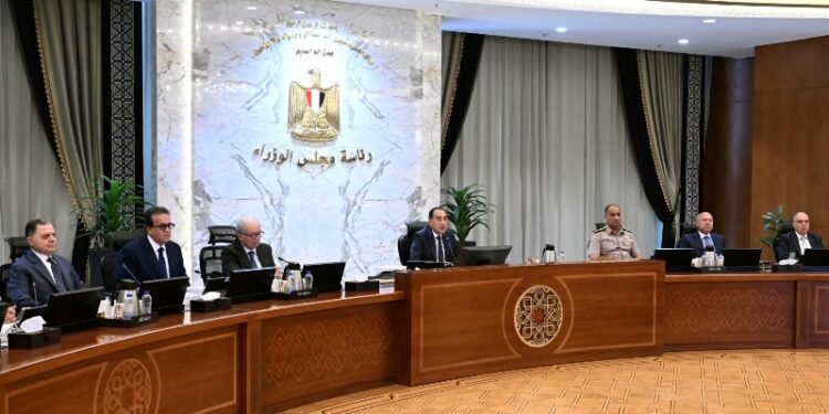 الحكومة تقرر إجراءات جديدة للأسواق والطاقة ومواعيد المحال