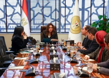 التنمية المحلية تبحث تعزيز التمويل المستدام مع البنوك