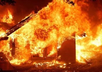 اندلاع حريق هائل داخل مبنى بحلوان والحماية المدنية تتدخل