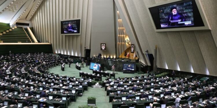 إيران تعد قانوناً لتنظيم “هرمز”.. وترامب يعلن اعتراض سفينة شحن