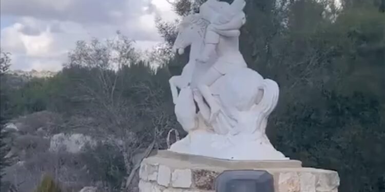 عناصر من الجيش الإسرائيلي تدمر مواقع مسيحية جنوب لبنان والاحتلال يعد بفتح تحقيق