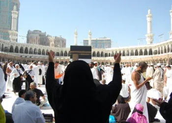 الإفتاء توضح حكم نيابة المرأة في الحج عن المريض