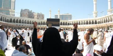 الإفتاء توضح حكم نيابة المرأة في الحج عن المريض