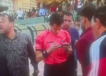 فضيحة تحكيمية بـ”الموبايل” تشعل مباراة طنطا والاتصالات