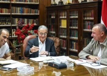 الخطيب يستعرض تقييم قطاع الكرة مع منصور وعبد الحفيظ.