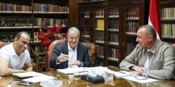 الخطيب يستعرض تقييم قطاع الكرة مع منصور وعبد الحفيظ.