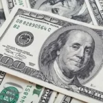 الدولار يتجاوز 52 جنيهاً في ختام تعاملات الإثنين