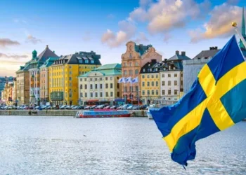 البنك المركزي السويدي يحث المواطنين على الاحتفاظ بالنقد تحسبًا للأزمات