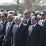 السيسي يتقدم جنازة والد رئيس الوزراء بمسجد المشير