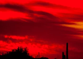 الأرصاد تنفي شائعة «العاصفة الدموية» وتوضح سبب تغير لون السماء