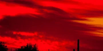 الأرصاد تنفي شائعة «العاصفة الدموية» وتوضح سبب تغير لون السماء