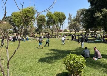 آلاف المواطنين يحتفلون بشم النسيم في حدائق القناطر الخيرية