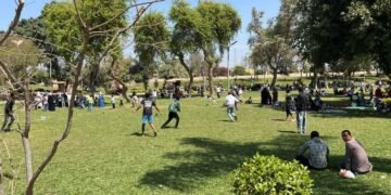 آلاف المواطنين يحتفلون بشم النسيم في حدائق القناطر الخيرية