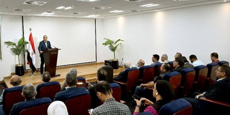 مدبولي: الصناعة قاطرة النمو ومصر تراهن على القطاع الخاص