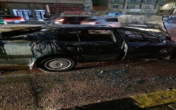 الحماية المدنية تسيطر على حريق سيارة أمام نادي الأطباء بالإسكندرية دون إصابات
