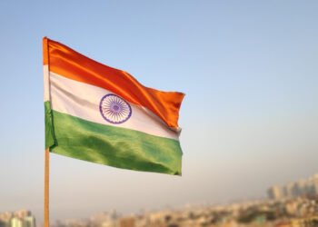 “الجارديان”: مزارعو الهند وسريلانكا يخشون أزمة أسمدة بسبب حرب إيران