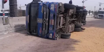 مصرع سائق وإصابة آخر في انقلاب سيارة نقل ثقيل بالساحل الشمالي