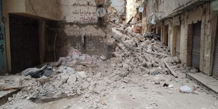 إصابة 3 أشخاص في انهيار جزئي لعقار بدمنهور