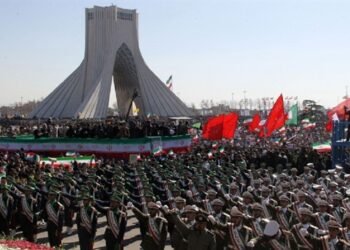 استنفار في إيران.. أصوات الانفجارات تهز شرق طهران والدفاعات الجوية تتصدى