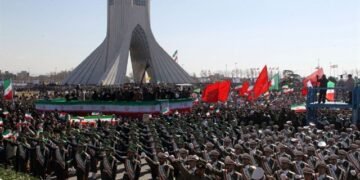 استنفار في إيران.. أصوات الانفجارات تهز شرق طهران والدفاعات الجوية تتصدى