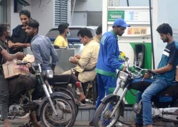 باكستان ترفع أسعار الوقود بنسب قياسية تزامناً مع اشتعال الصراع الإقليمي