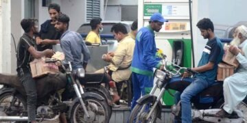 باكستان ترفع أسعار الوقود بنسب قياسية تزامناً مع اشتعال الصراع الإقليمي