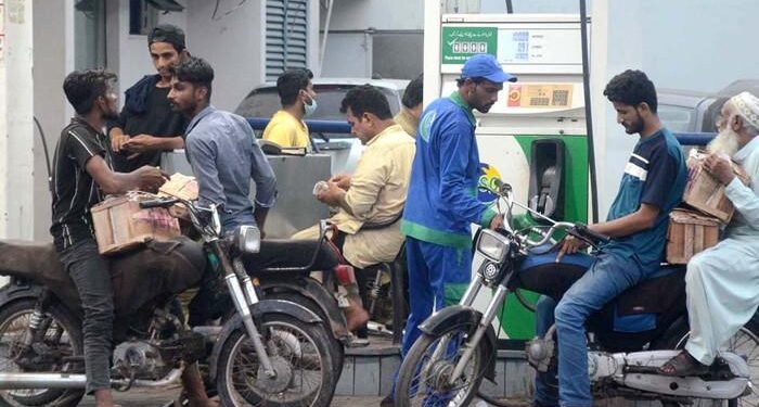 باكستان ترفع أسعار الوقود بنسب قياسية تزامناً مع اشتعال الصراع الإقليمي