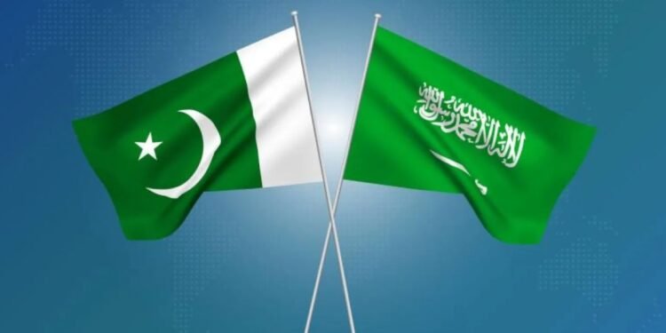 وزير الخارجية الباكستاني يبحث مع السفير السعودي تطورات الوضع بالمنطقة